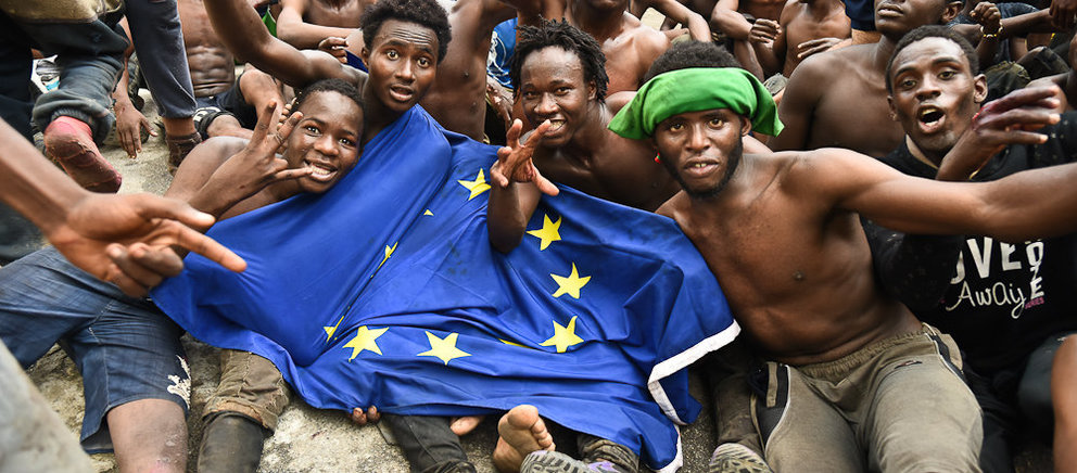 Un grupo de migrantes subsaharianos en la puerta del CETI-1