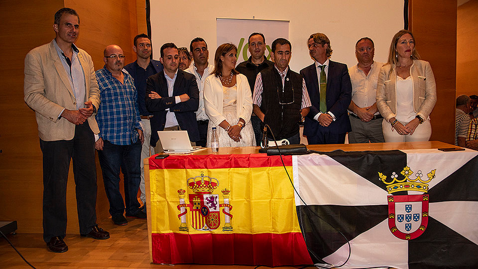Nueva gestora de VOX en Ceuta junto a los miembros d ela directiva nacional, Juan Ortega Smith y Salud Anguita