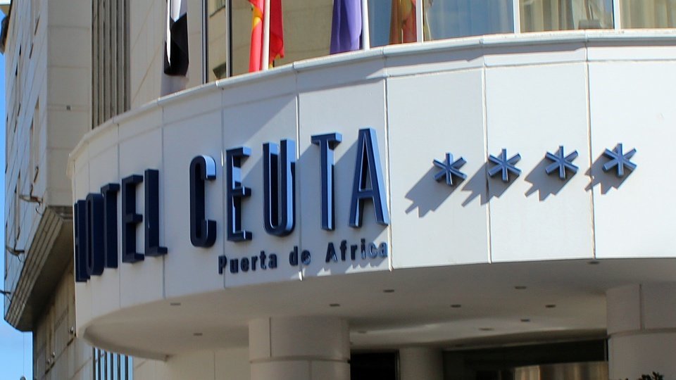 Puerta principal del Hotel Puerta de África