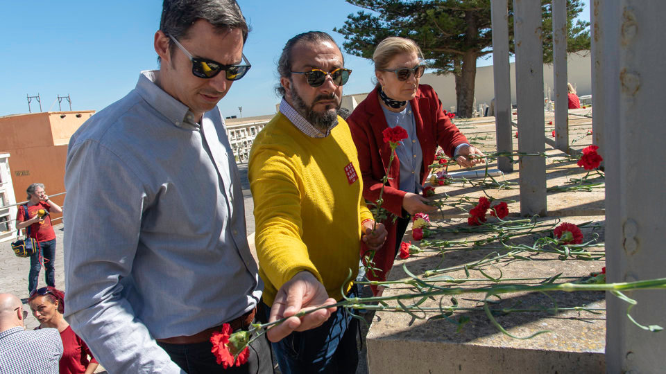 Los candidatos socialistas depositan rosas rojas en el monumento a los fusilados en 1936