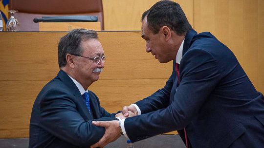 Juan Vivas y Manuel Hernández se saludan al inicio del pleno (1 de 1)-2