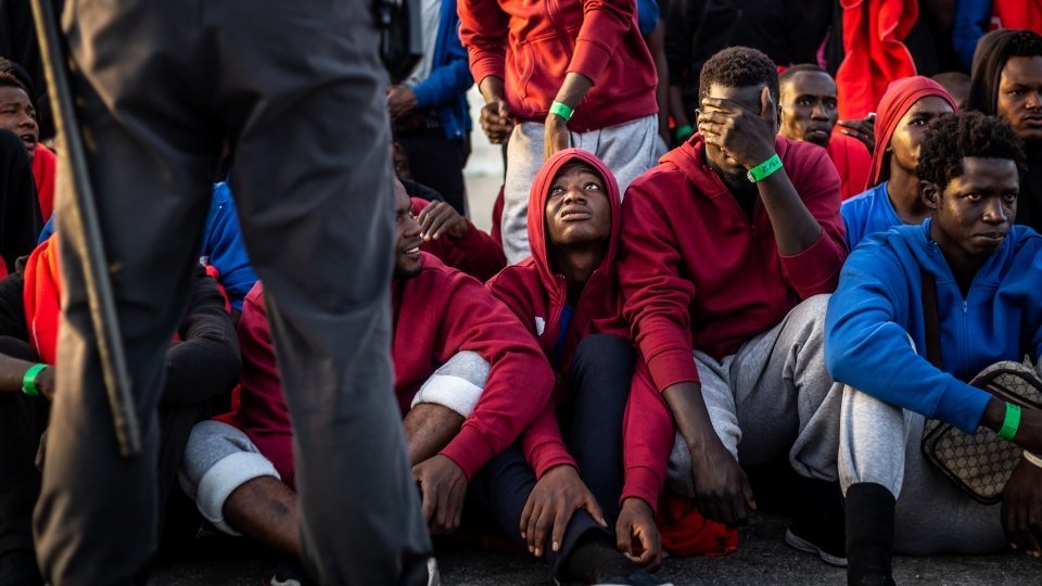 Un grupo de inmigrantes es custodiado por la Policia Nacional en el puerto de Algecrias.