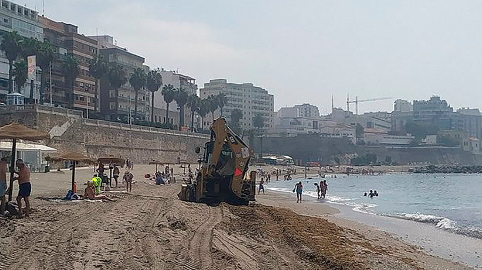Excavadora limpieza playa
