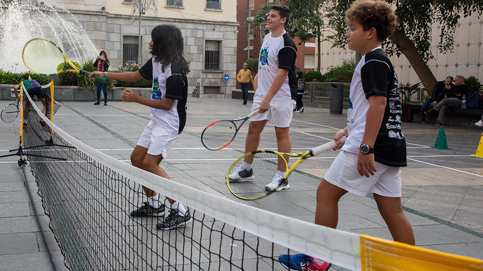 Jóvenes tenistas en la plaza de os Reyes