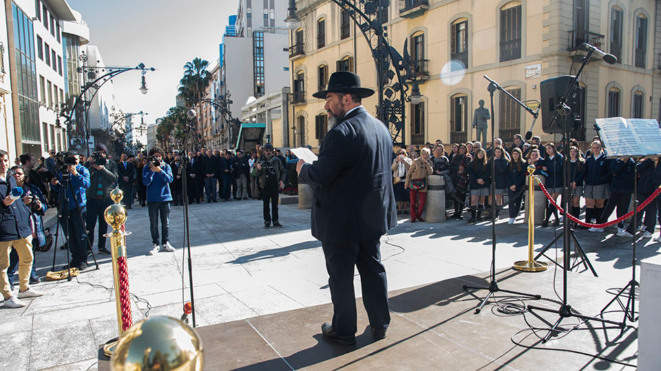 El rabino reza por las víctimas del Holocausto