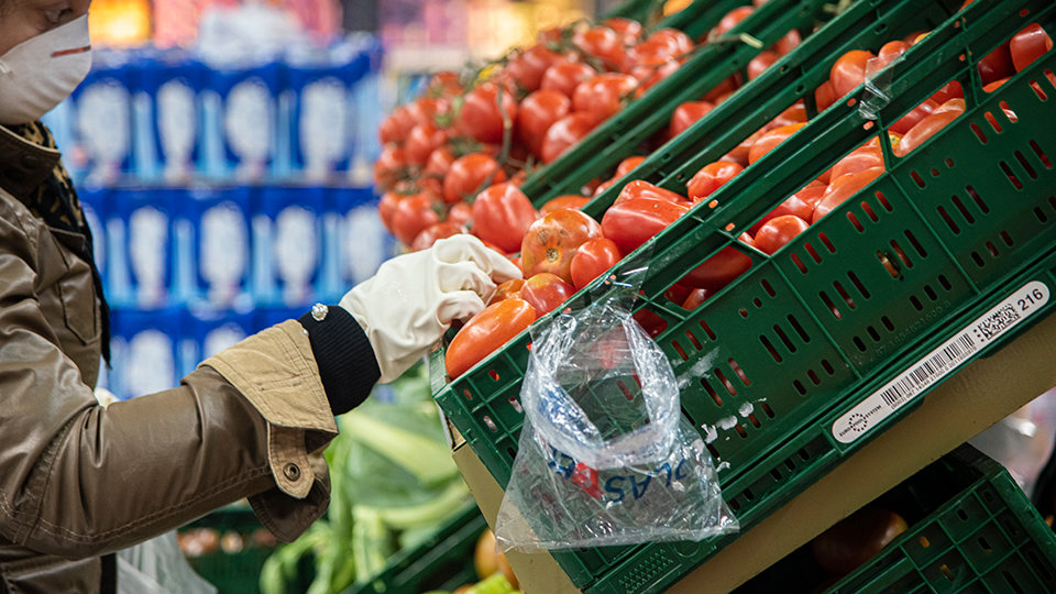 Supermercado compra alarma tomate guantes peq