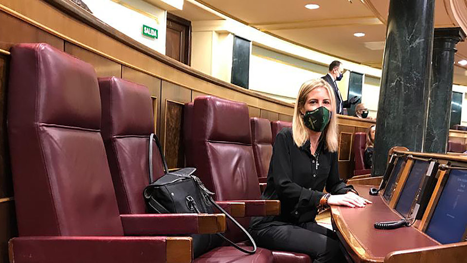Teresa López posa con mascarilla en el Coingreso de los Diputados. Foto VOX