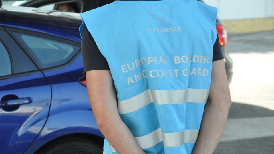 Un funcionario de Frontex, en la Aduana de Ceuta