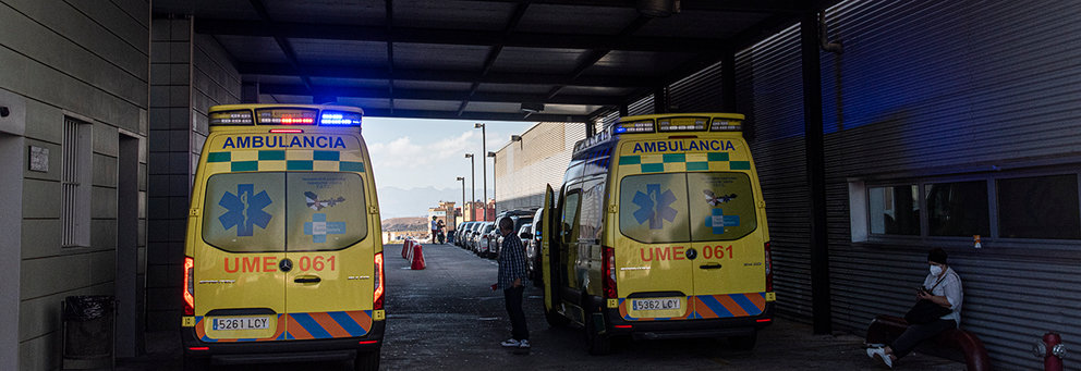 Dos ambulancias en el área de Urgencias del HUCE