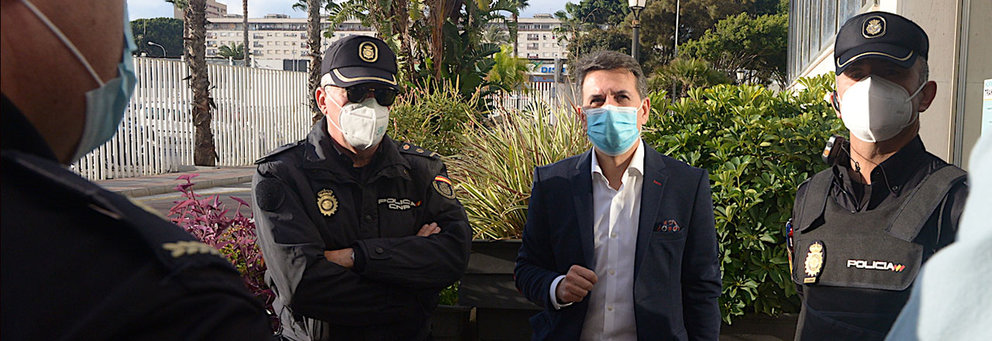 Panorámica. Víctor Ríos, DG de Protección Civil junto a dos agentes de Policía Nacional en la Estación Marítima