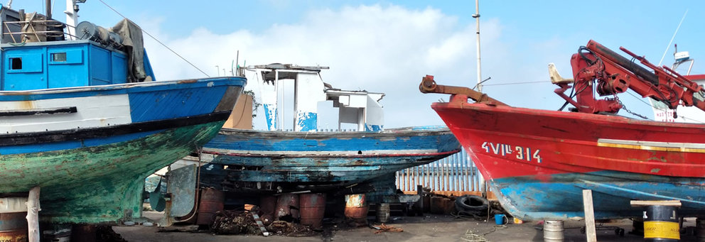Barcos en reparación en el puerto pesquero