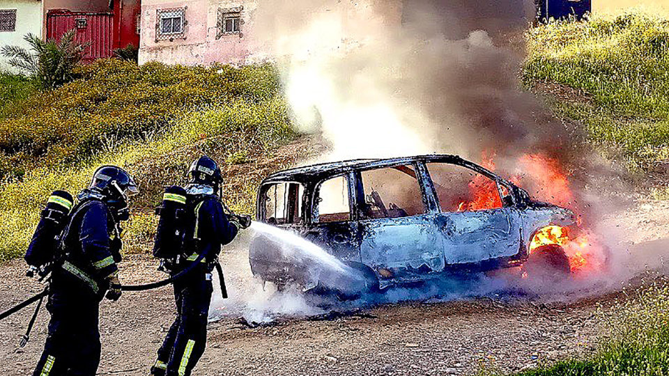 Bomberos apagan un coche ardiendo en Acos Quebrados