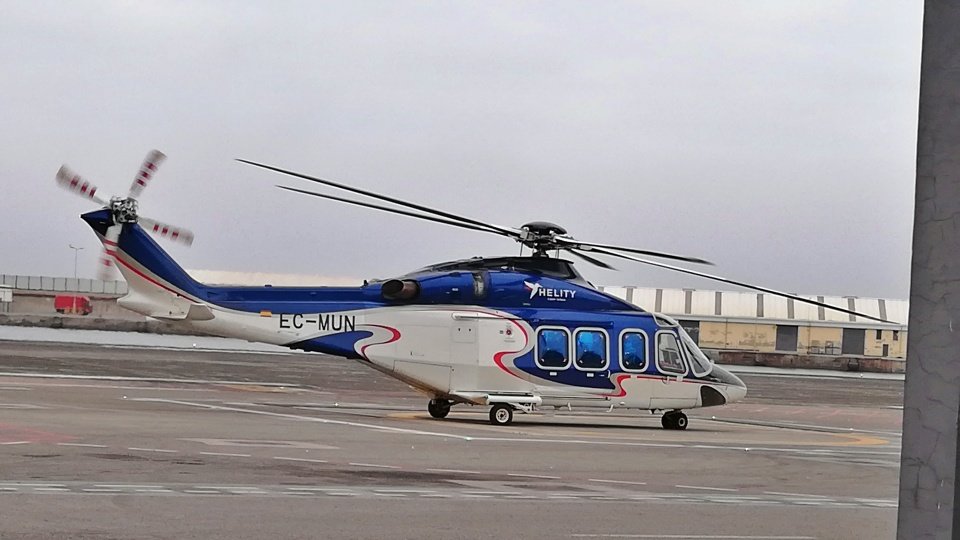 Un helicóptero de Hélity, posado en la pista del helipuerto