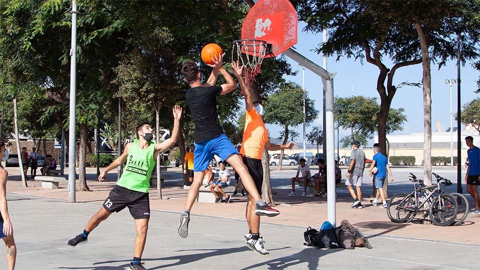 Pista de baloncesto en los bajos de la Marina, Parque Juan Carlos I