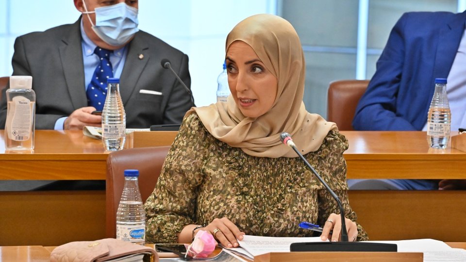 Fátima Hamed, en su escaño durante el transcurso de una sesión plenaria