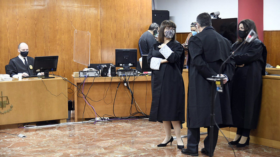 Magistrados y abogados durate un receso en la Audiencia Provincial