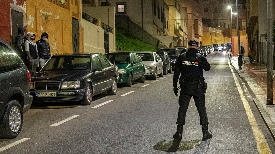 Un agente de la Policía Nacional en la Avenida República Argentina 