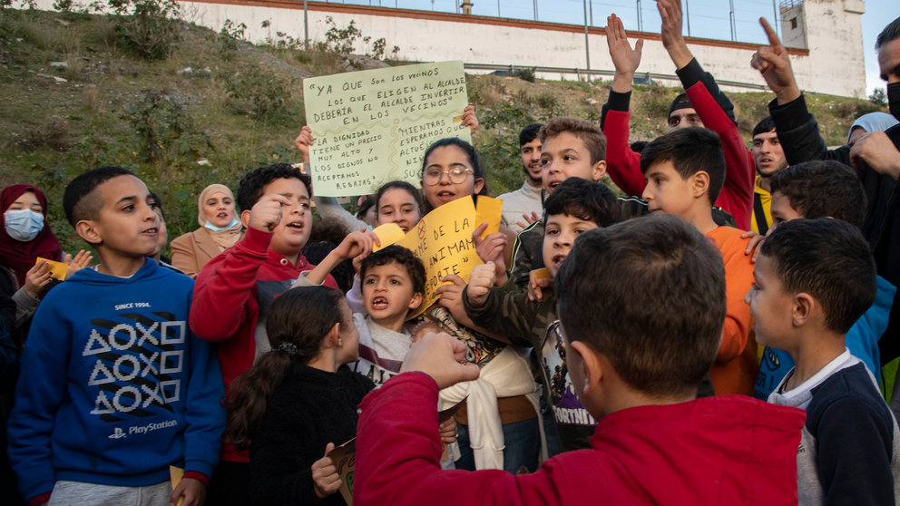 Niños protestan por el estrado del polideortivo de su barriada