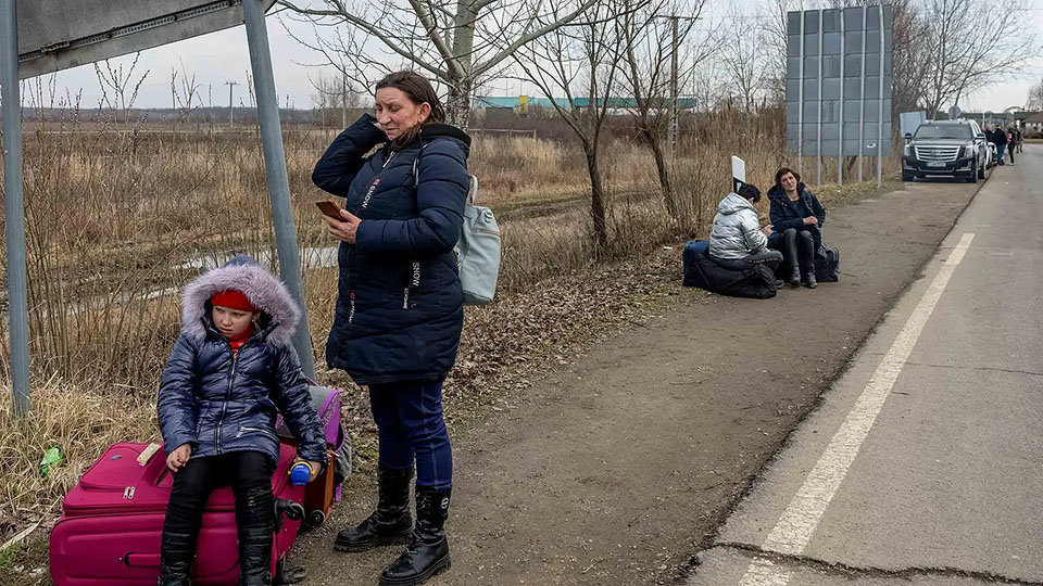 Familias ucranianas cruzando la frontera con Hungria