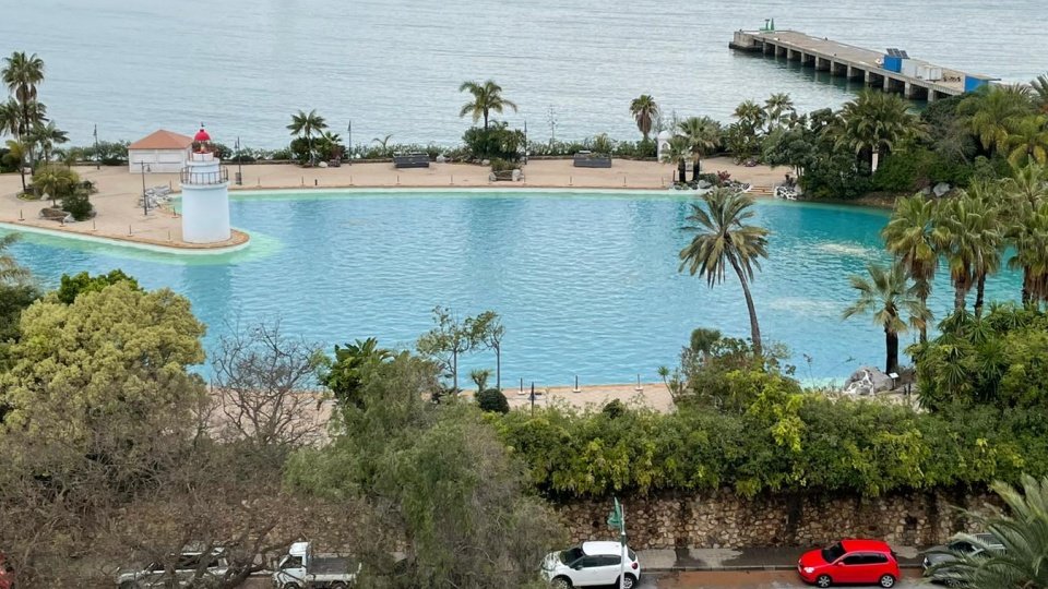 parque piscina llena 2022