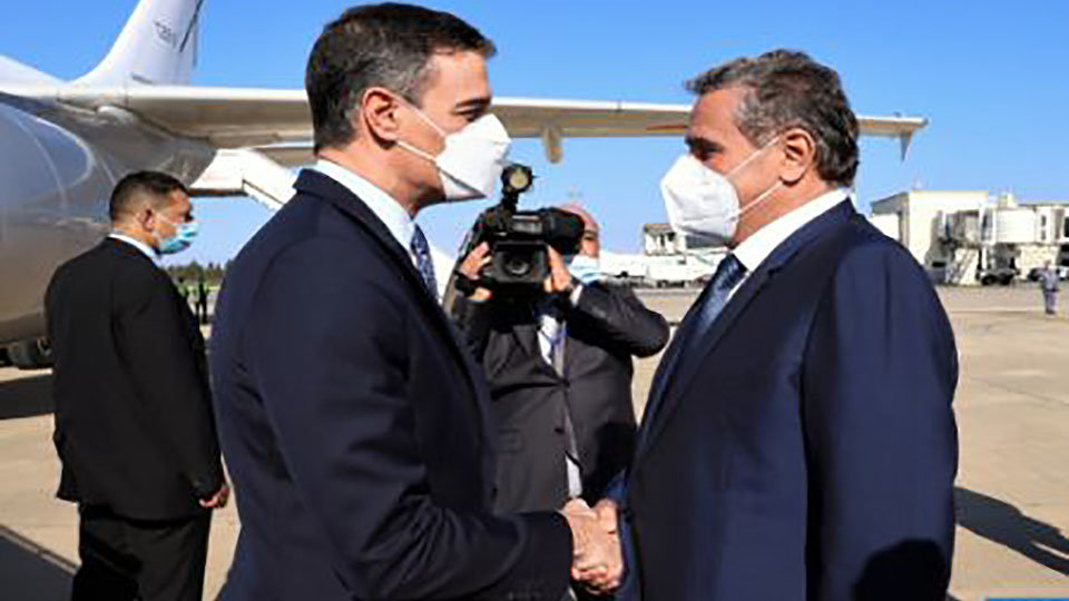 El presidente del Gobierno, Pedro Sánchez, a su llegada al aeropuerto de Rabat-Salé, ha sido recibido por el jefe de Gobierno, Aziz Akhannouch. FOTO MAP