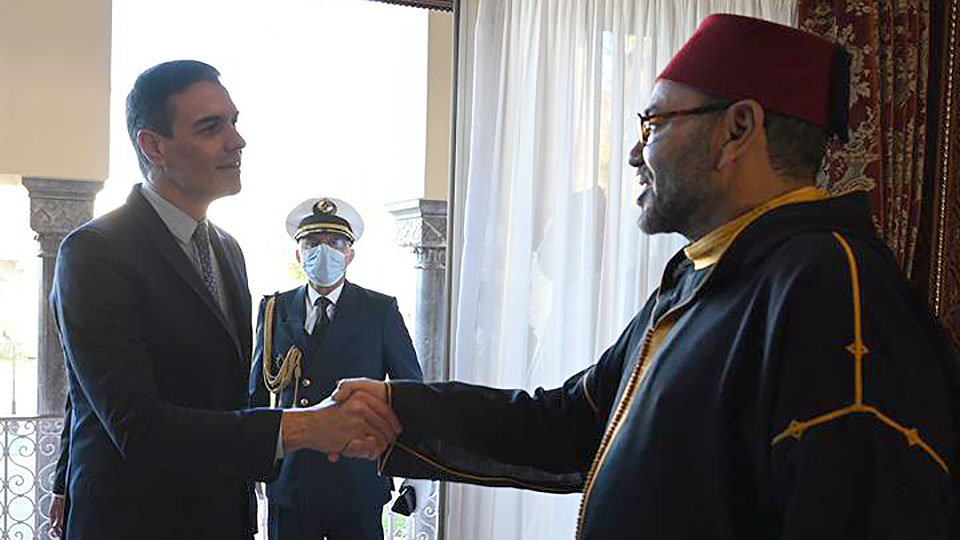 Pedro Sánchez saluda a Mohamed VI a su llegada a Rabat