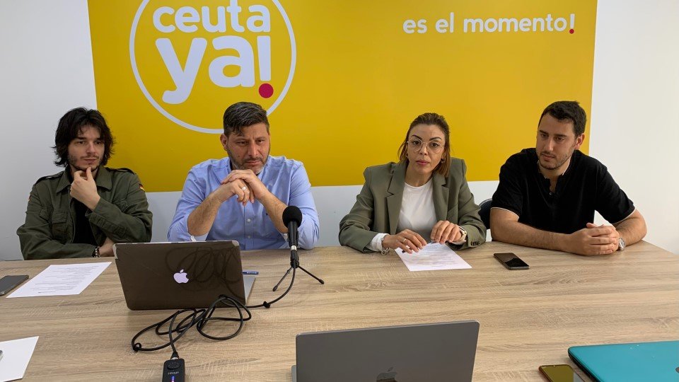 Varios representantes de Ceuta Ya!, en la sede del partido