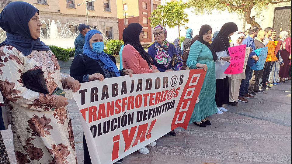 Trabajadoras transfronterizas, este lunes en la plaza de los Reyes