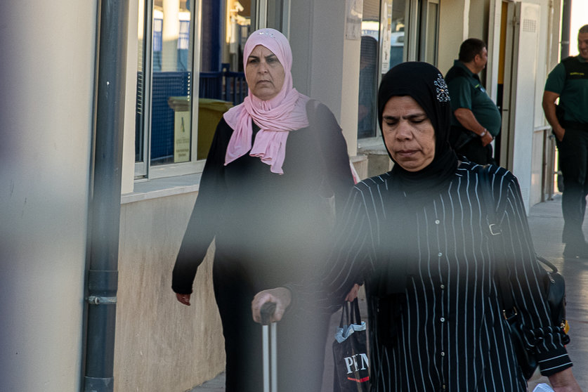 Dos mujeres marroquíes cruzan el paso fronterizo del Tarajal a primera hora de la mañana-1