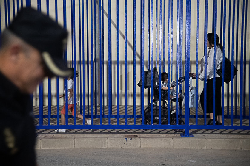 Marruecos peatón mujer niño policía frontera noche tarajal-1