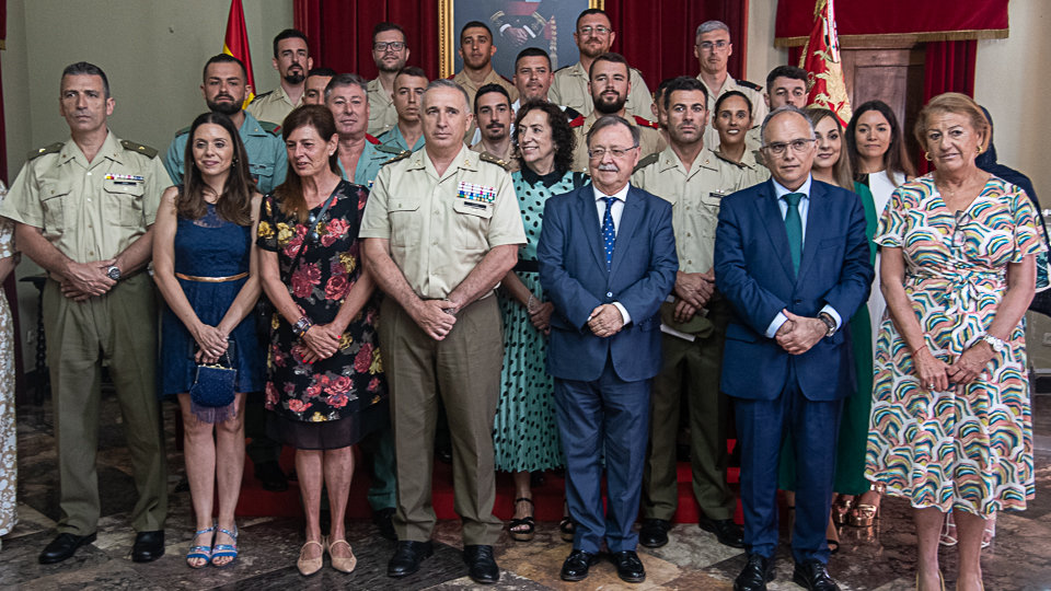Foto de familia de los miembros de las unidades militares de la Operación Baluarte y la Consejería de Sanidad.