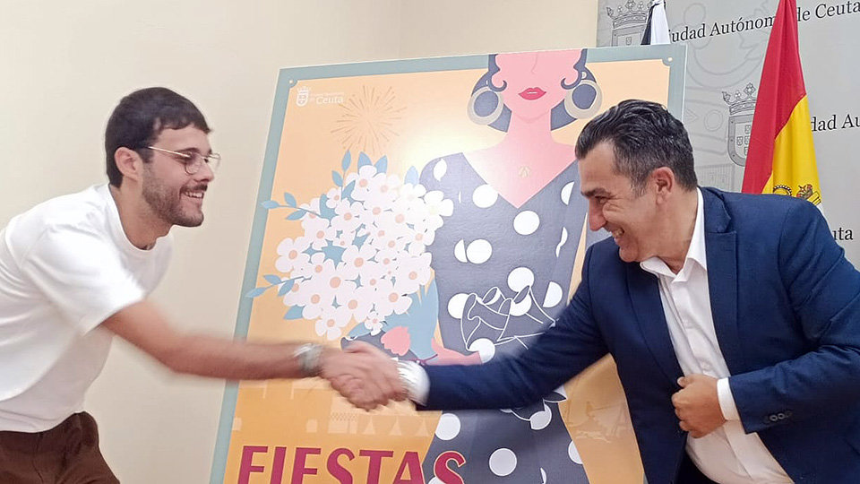 Carlos Rontomé (dcha) saluda a Alejandro Roldán, autor del cartel de la Feria 2022
