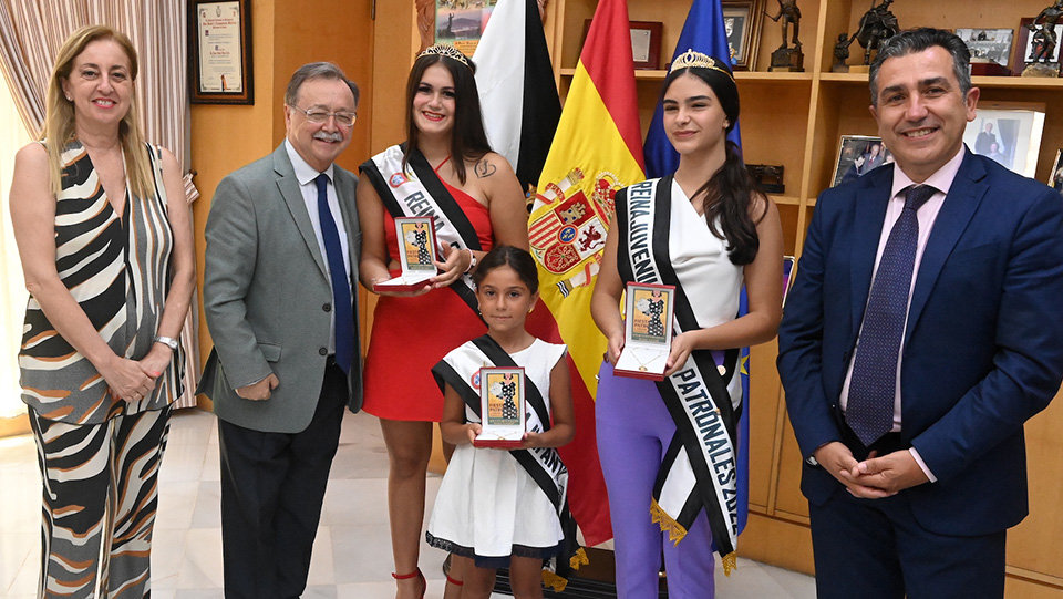 Juan Vivas, acompañado de Adela Nieto y Carlos Rontomé junto a las Reinas de las Fiestas 2022