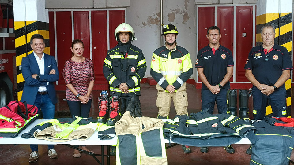 Víctor Ríos, Mabel Deu y Miguel Ángel Ríos posan con los bomberos que han hecho de modelo
