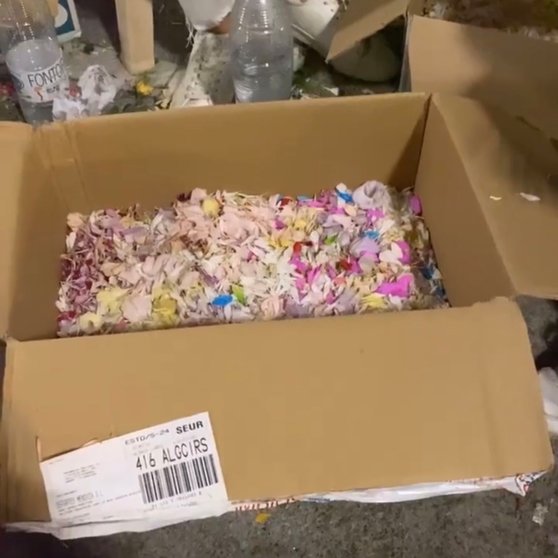 Cientos de pétalos, insertados dentro de una caja de cartón