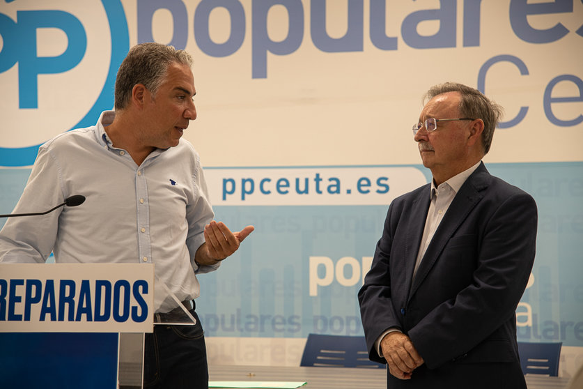 Elías Bendodo y Juan Vivas en la sede del PP-4