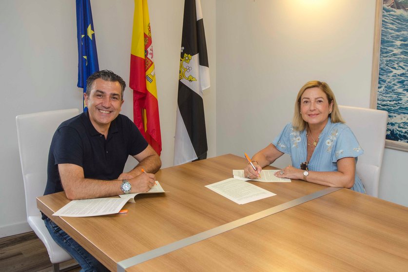 Carlos Rontomé y María Teresa Rivas, durante la firma del convenio de colaboración