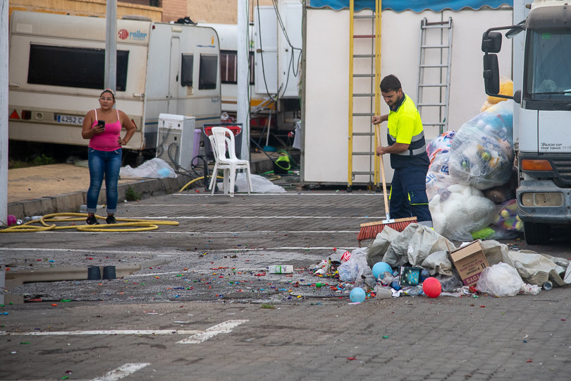 Un basurero recoge un montón de residuos en la última madrugada de Feria-1