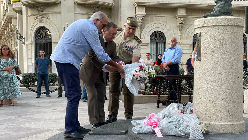 Juan Hernández, Juan Vivas y Marcos Llago, depositando un ramo de flores junto a la estatua de Sánchez-Prado