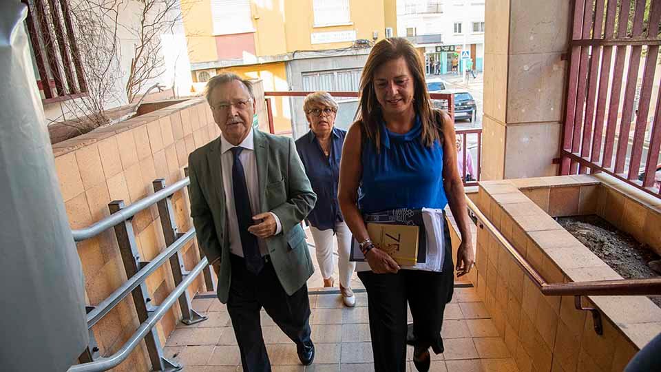 Juan Vivas y Mabel Deu llegan a los juzgados, en segundo término, la jefa de Gabinete, Carolina Pérez