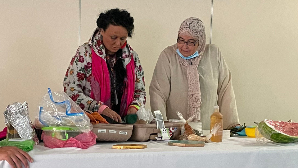 Najat Kaanache, junto a una de las asistentes de su taller de cocina