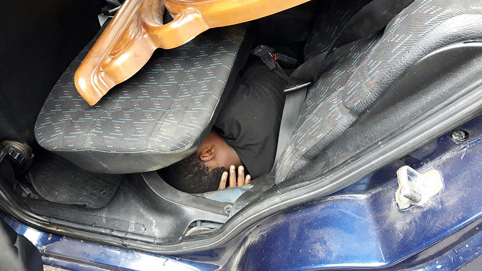 Joven migrante oculto en el asiento trasero de un coche