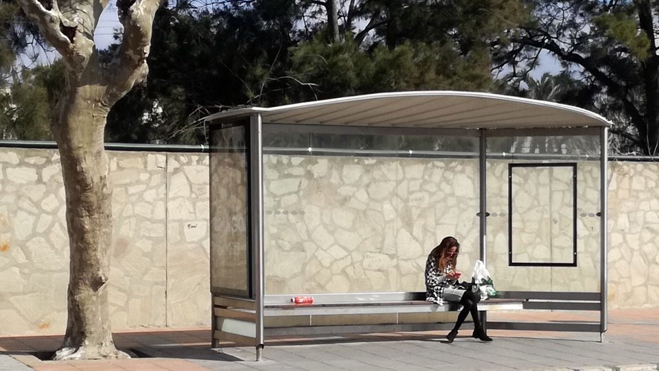 mujer parada autobús