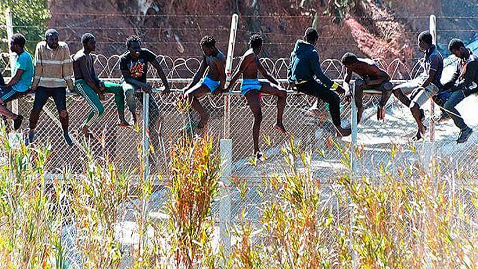 Migrantes en la valla, en noviembre de 2016