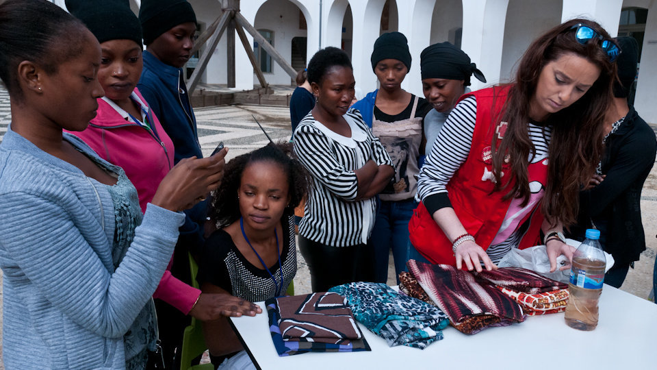 Mujeres subsaharianas, residentes en el CETI; han mostrado a enfermas de cáncer nuevas formas de ponerse el pañuelo.-1