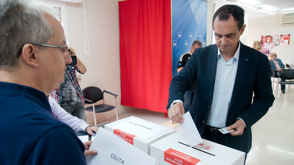 Manuel Hernández vota en las primarias del PSOE en Ceuta