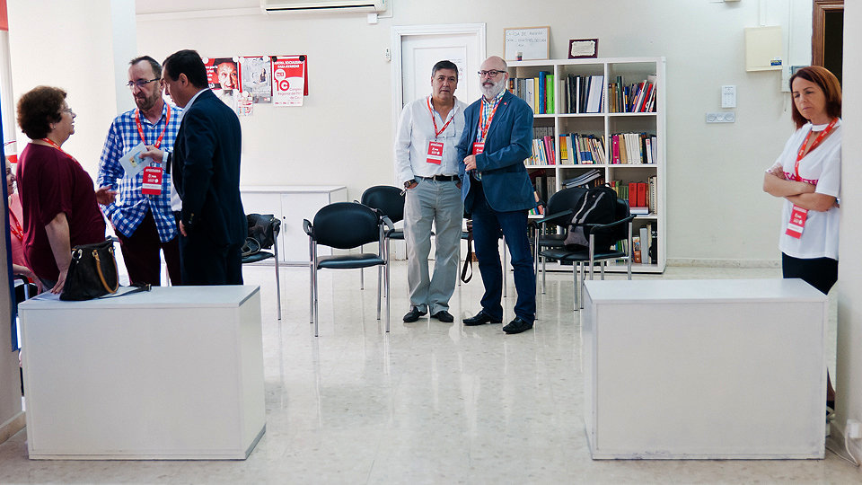 Manuel Hernández, Justino Lara, Antonio y Gil y Sandra López en la sede del PSOE