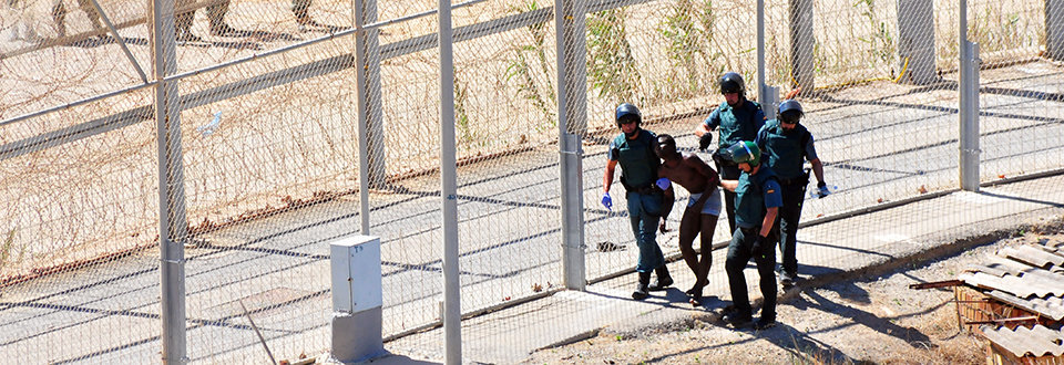 La Guardia Civil, en suelo español, expulsa a un inmigrante tras permanecer durante horas en la valla el pasado mes de septiembre en Finca Berrocal1280