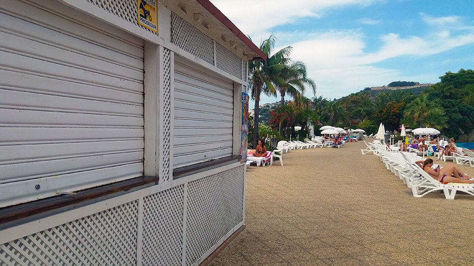 Uno de los dos kioscos del Parque Marítimo, cerrado.