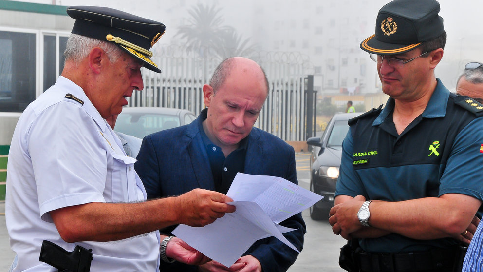 El delegado del Gobierno, Nicolás Fdez Cucurull, con los mandos policiales en Ceuta-1